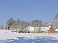 De huisjes van Domaine du Masvieux bedolven onder een dik pak sneeuw